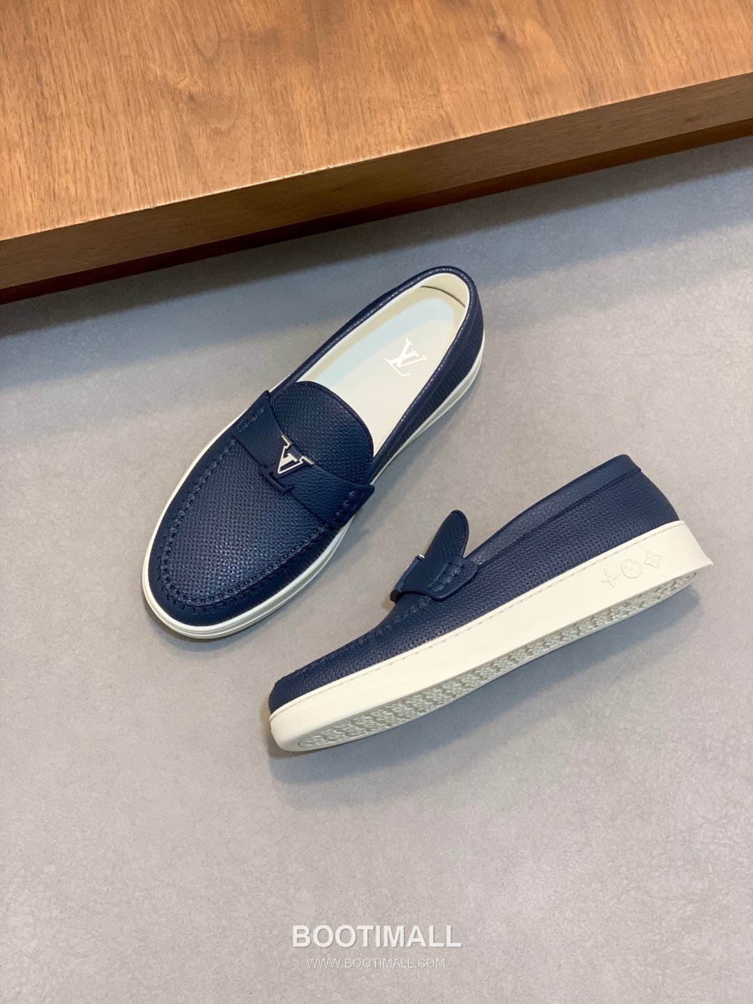 ## 신발 제품 스펙 분석

Louis Vuitton Run Away Leather Sneakers 루이비통 런어웨이 레더 스니커즈 1A4V7V 5