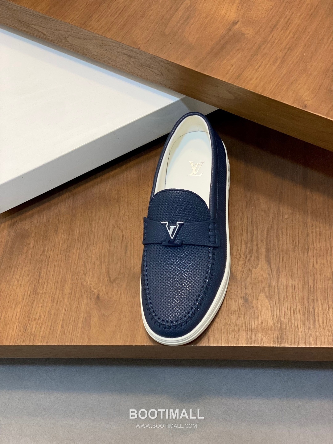 ## 신발 제품 스펙 분석

Louis Vuitton Run Away Leather Sneakers 루이비통 런어웨이 레더 스니커즈 1A4V7V 6