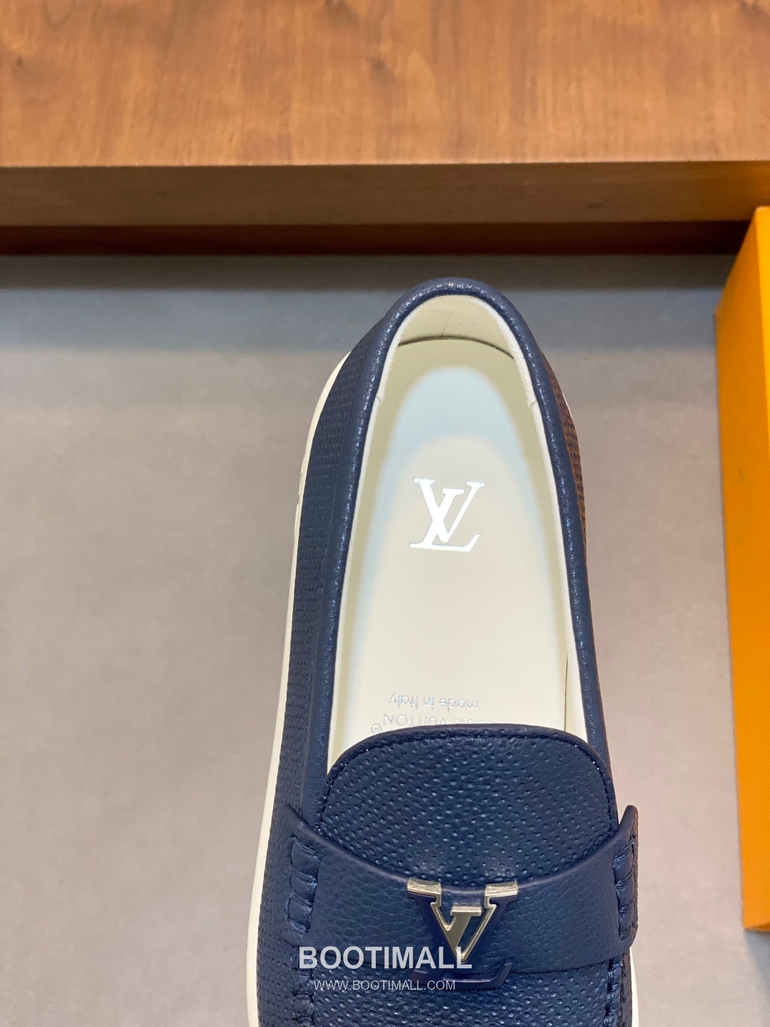 ## 신발 제품 스펙 분석

Louis Vuitton Run Away Leather Sneakers 루이비통 런어웨이 레더 스니커즈 1A4V7V 7