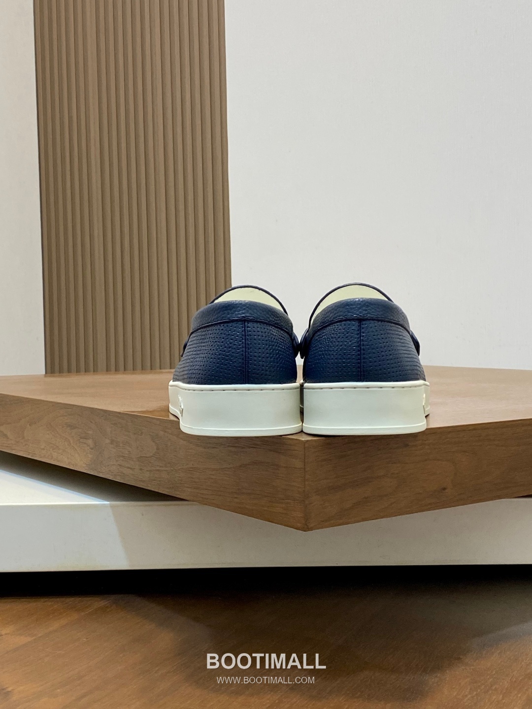 ## 신발 제품 스펙 분석

Louis Vuitton Run Away Leather Sneakers 루이비통 런어웨이 레더 스니커즈 1A4V7V 8