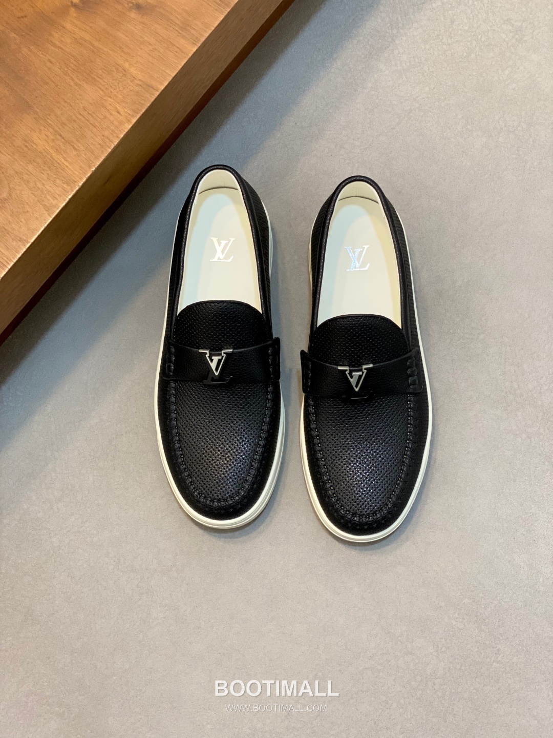 ## 신발 제품 스펙 분석

Louis Vuitton Run Away Leather Sneakers 루이비통 런어웨이 레더 스니커즈 1A4V7V 1