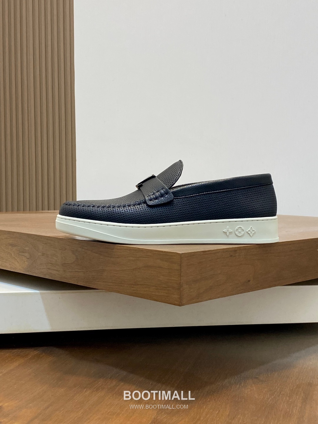 ## 신발 제품 스펙 분석

Louis Vuitton Run Away Leather Sneakers 루이비통 런어웨이 레더 스니커즈 1A4V7V 2