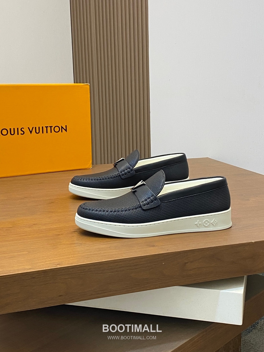 ## 신발 제품 스펙 분석

Louis Vuitton Run Away Leather Sneakers 루이비통 런어웨이 레더 스니커즈 1A4V7V 3