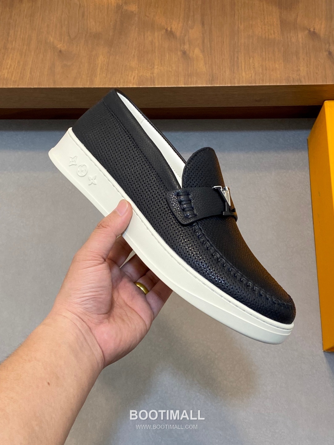 ## 신발 제품 스펙 분석

Louis Vuitton Run Away Leather Sneakers 루이비통 런어웨이 레더 스니커즈 1A4V7V 4
