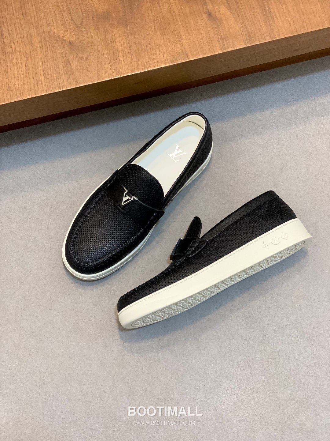 ## 신발 제품 스펙 분석

Louis Vuitton Run Away Leather Sneakers 루이비통 런어웨이 레더 스니커즈 1A4V7V 5