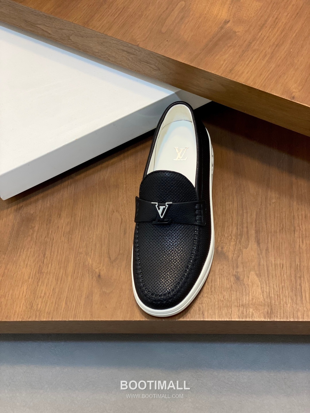 ## 신발 제품 스펙 분석

Louis Vuitton Run Away Leather Sneakers 루이비통 런어웨이 레더 스니커즈 1A4V7V 6