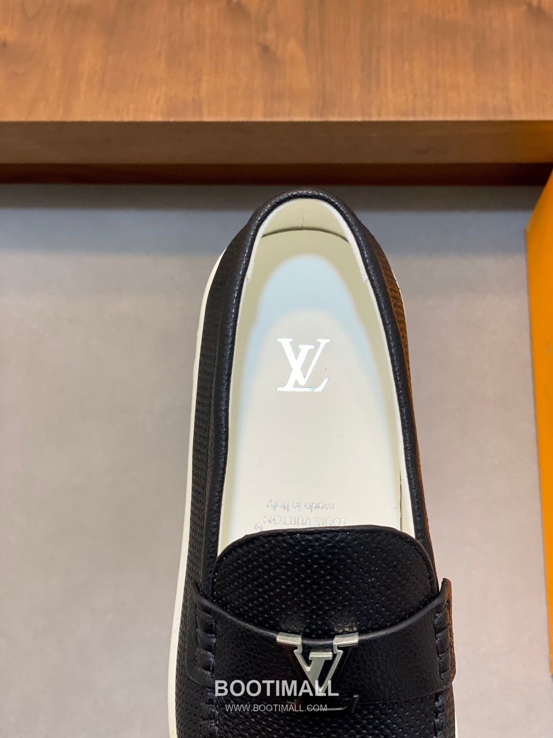 ## 신발 제품 스펙 분석

Louis Vuitton Run Away Leather Sneakers 루이비통 런어웨이 레더 스니커즈 1A4V7V 7