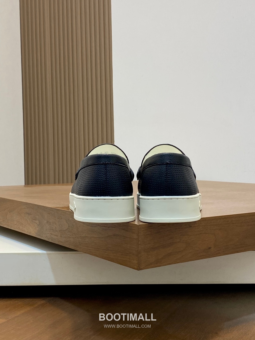 ## 신발 제품 스펙 분석

Louis Vuitton Run Away Leather Sneakers 루이비통 런어웨이 레더 스니커즈 1A4V7V 8