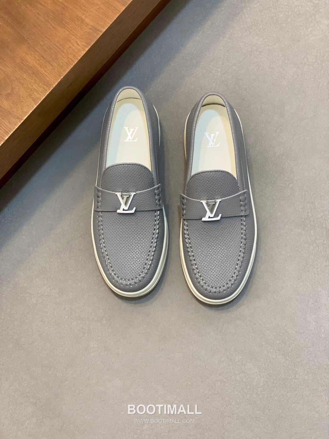 ## 신발 제품 스펙 분석

Louis Vuitton Run Away Leather Sneakers 루이비통 런어웨이 레더 스니커즈 1A4V7V 1