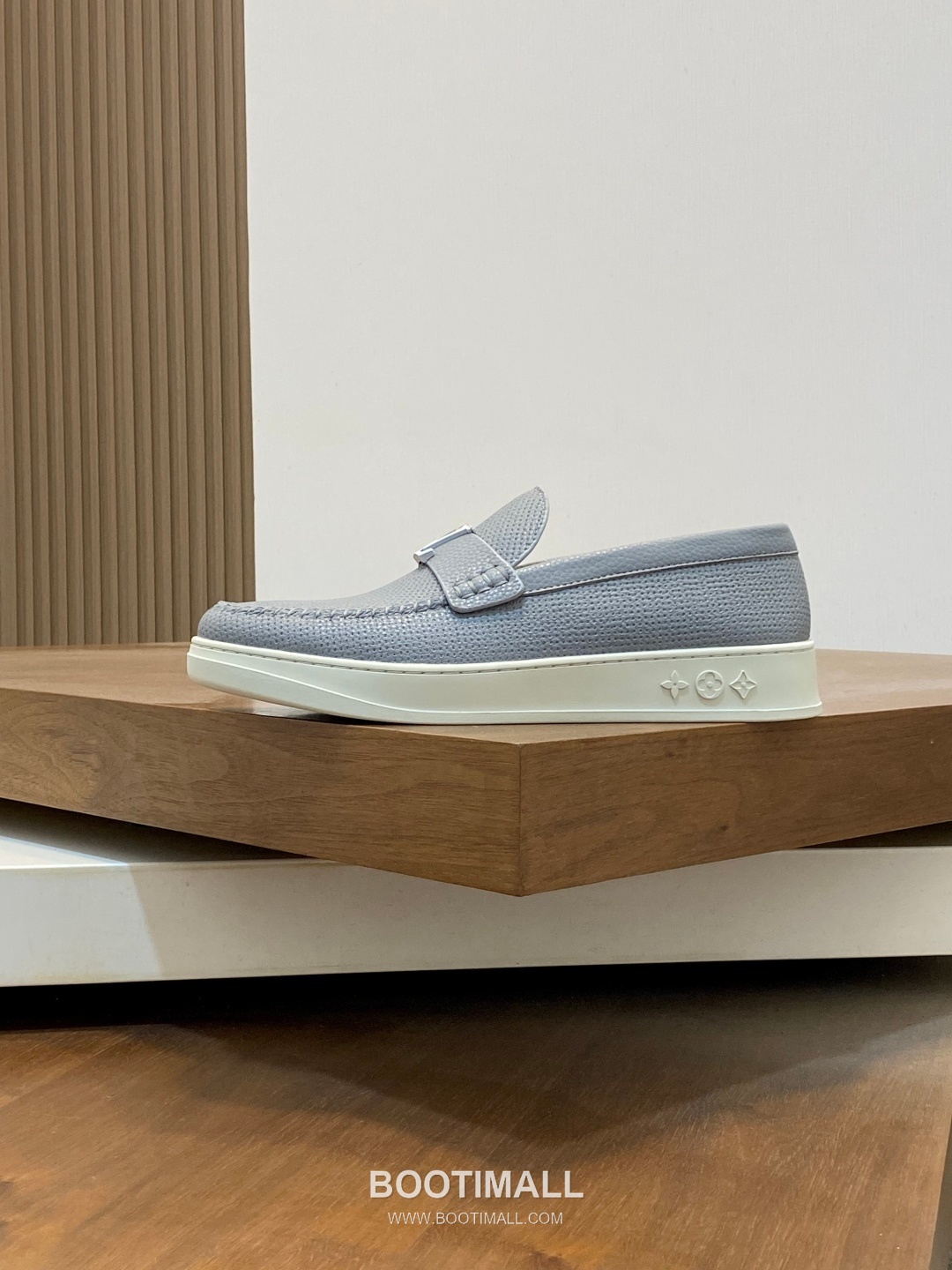 ## 신발 제품 스펙 분석

Louis Vuitton Run Away Leather Sneakers 루이비통 런어웨이 레더 스니커즈 1A4V7V 2
