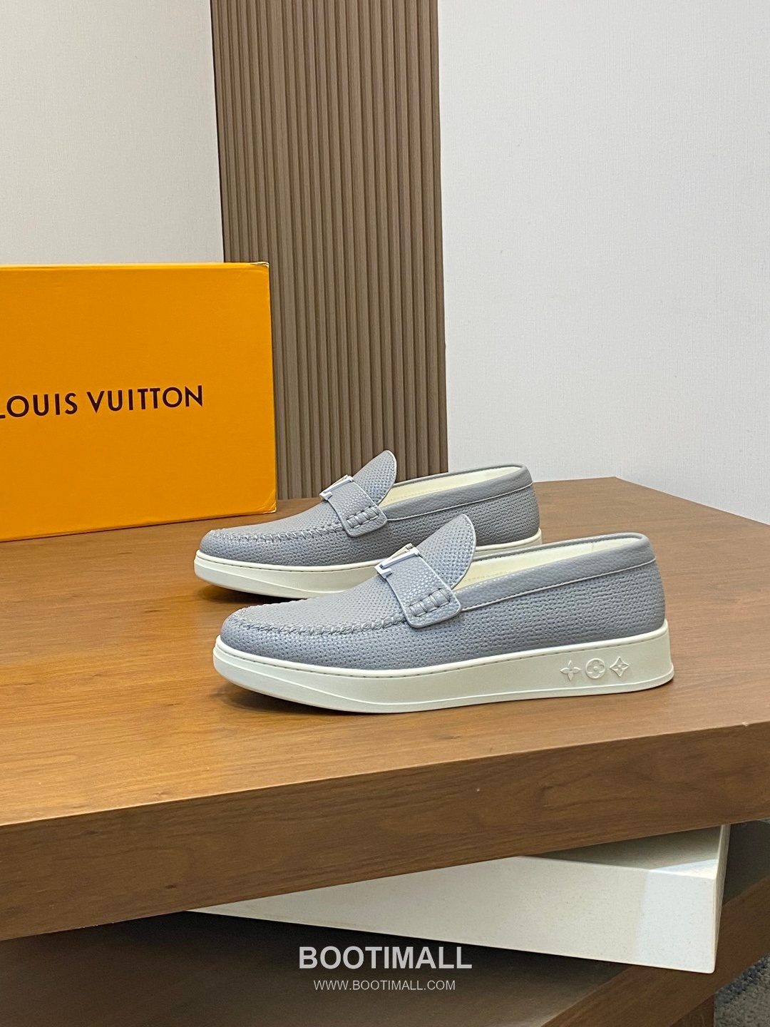 ## 신발 제품 스펙 분석

Louis Vuitton Run Away Leather Sneakers 루이비통 런어웨이 레더 스니커즈 1A4V7V 3