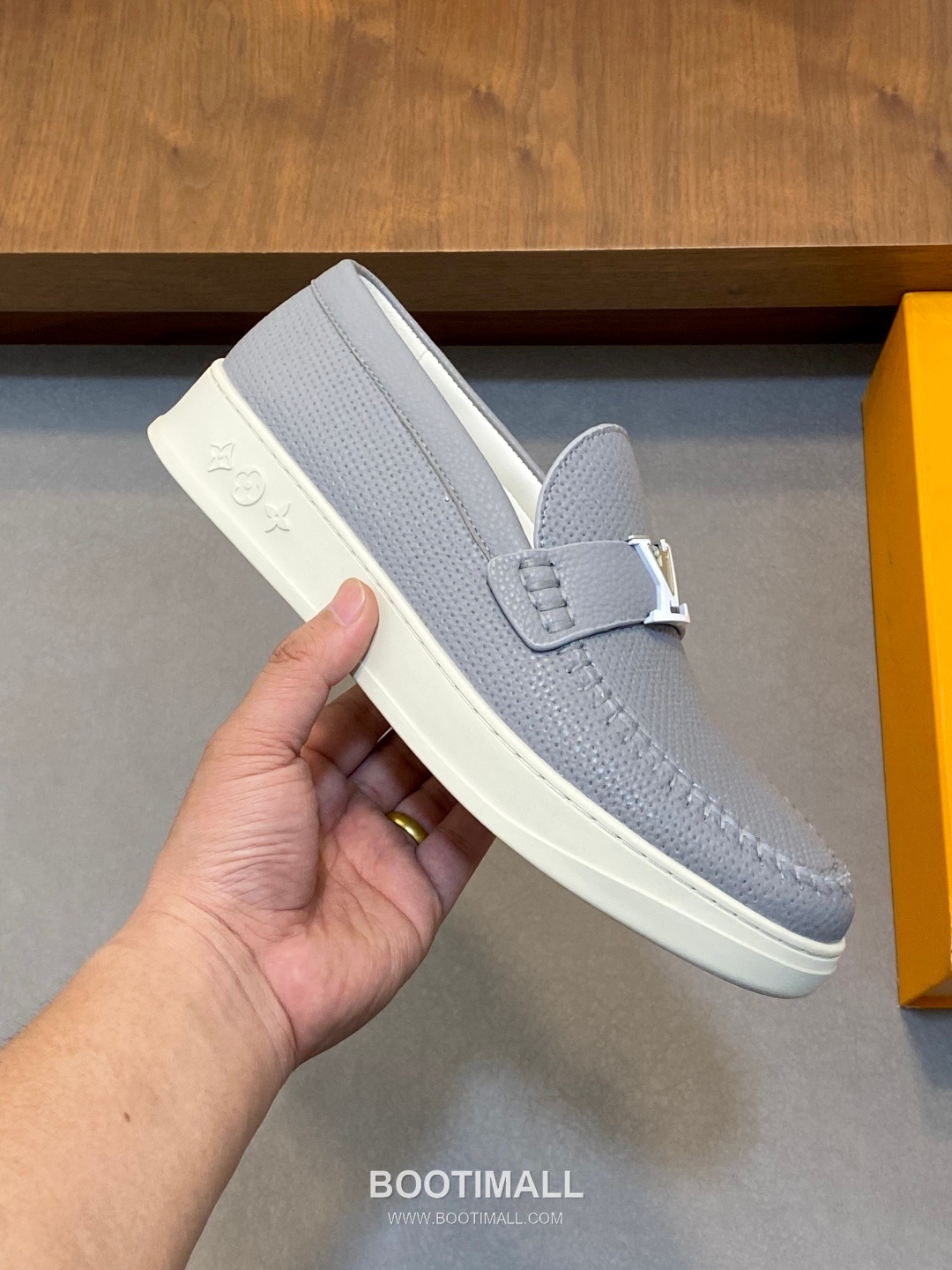 ## 신발 제품 스펙 분석

Louis Vuitton Run Away Leather Sneakers 루이비통 런어웨이 레더 스니커즈 1A4V7V 4