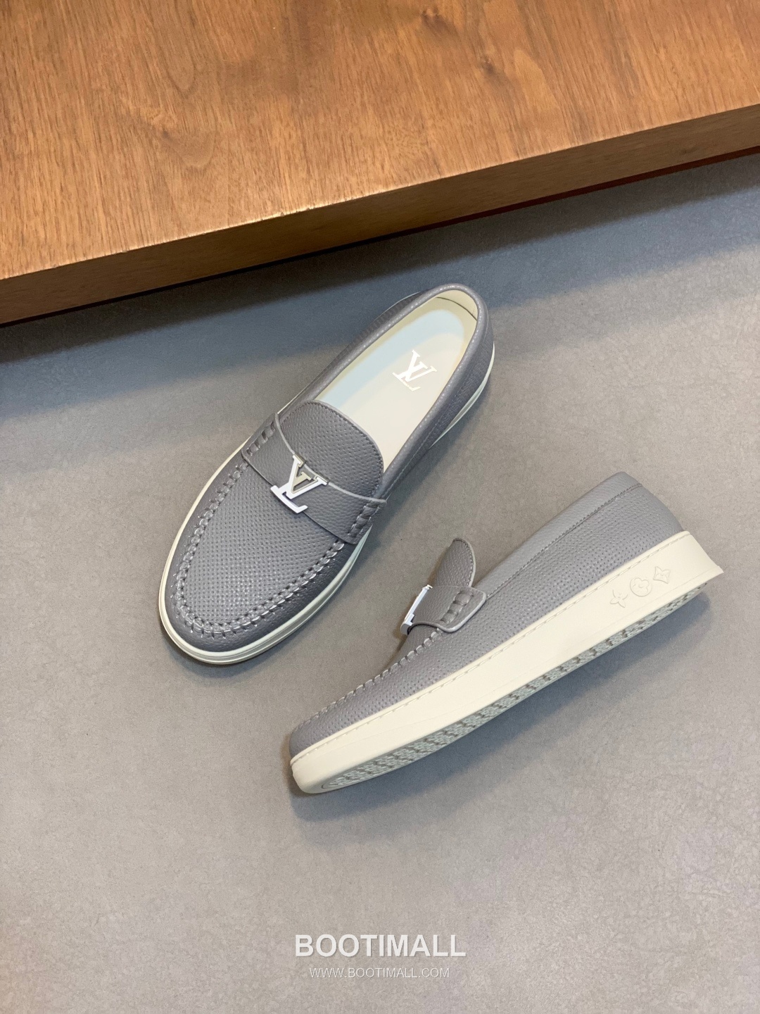 ## 신발 제품 스펙 분석

Louis Vuitton Run Away Leather Sneakers 루이비통 런어웨이 레더 스니커즈 1A4V7V 5