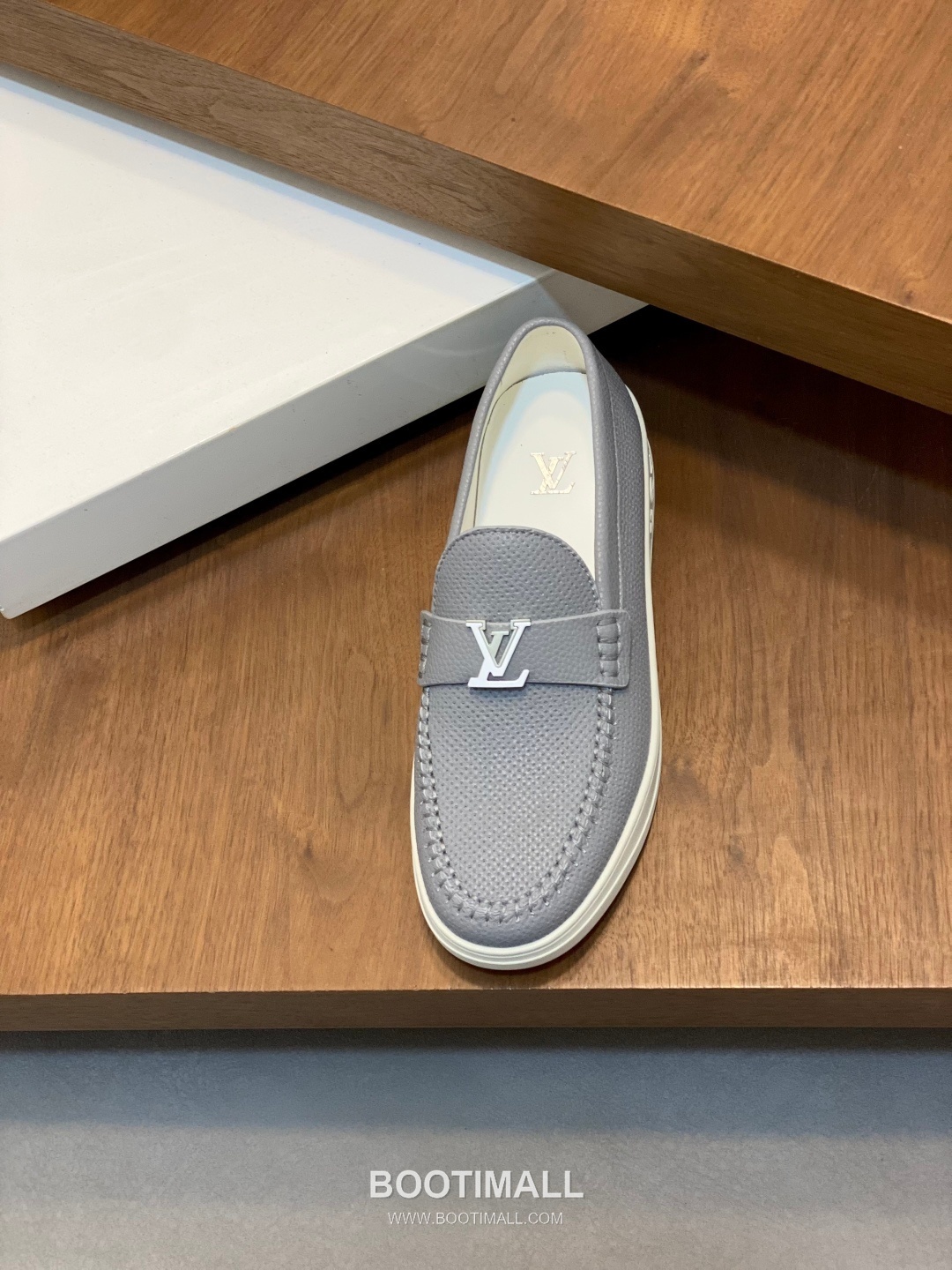 ## 신발 제품 스펙 분석

Louis Vuitton Run Away Leather Sneakers 루이비통 런어웨이 레더 스니커즈 1A4V7V 6