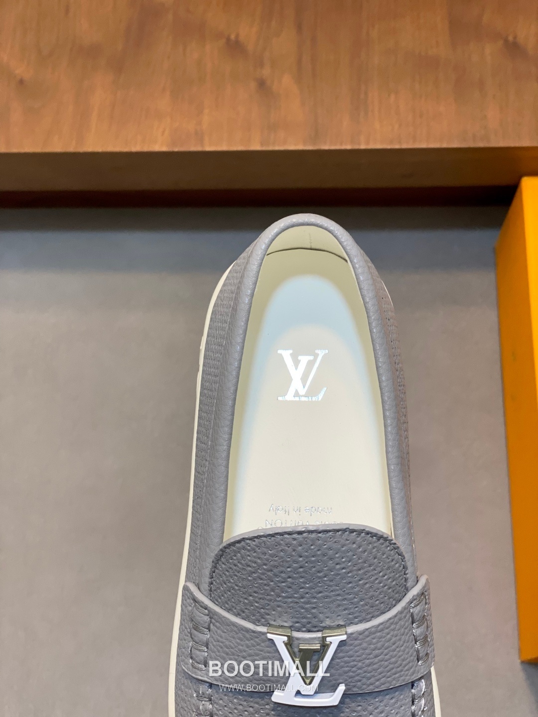 ## 신발 제품 스펙 분석

Louis Vuitton Run Away Leather Sneakers 루이비통 런어웨이 레더 스니커즈 1A4V7V 7