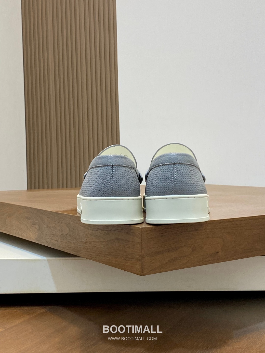 ## 신발 제품 스펙 분석

Louis Vuitton Run Away Leather Sneakers 루이비통 런어웨이 레더 스니커즈 1A4V7V 8