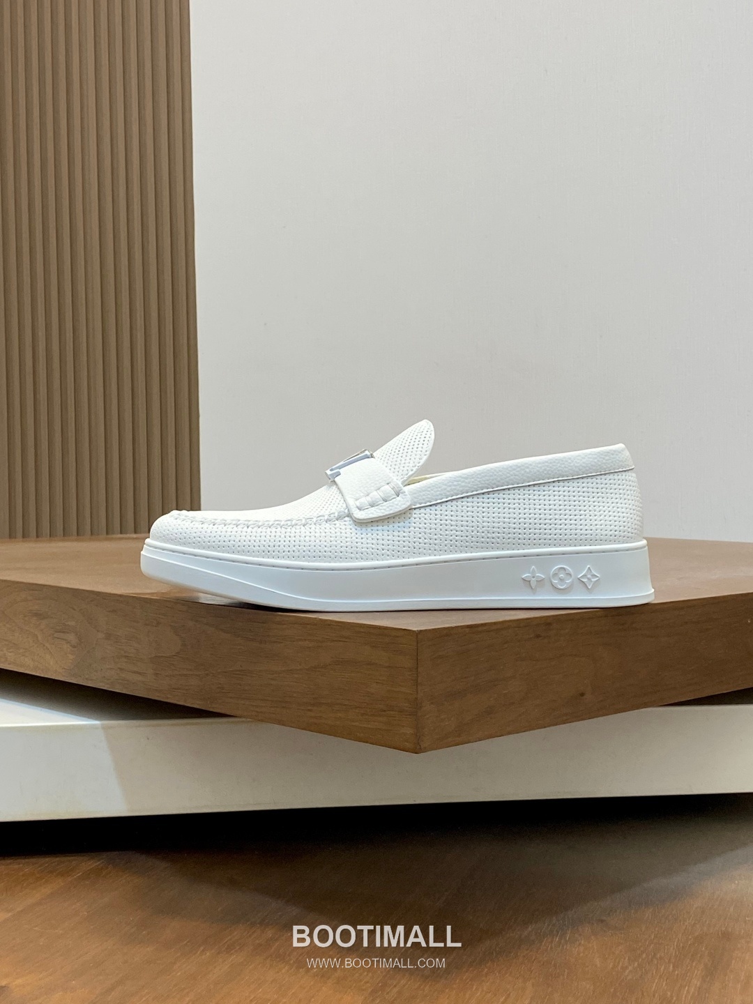 ## 신발 제품 스펙 분석

Louis Vuitton Run Away Leather Sneakers 루이비통 런어웨이 레더 스니커즈 1A4V7V 2