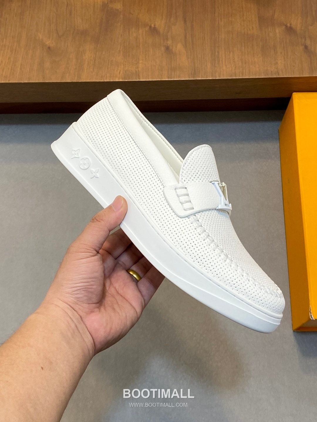 ## 신발 제품 스펙 분석

Louis Vuitton Run Away Leather Sneakers 루이비통 런어웨이 레더 스니커즈 1A4V7V 4
