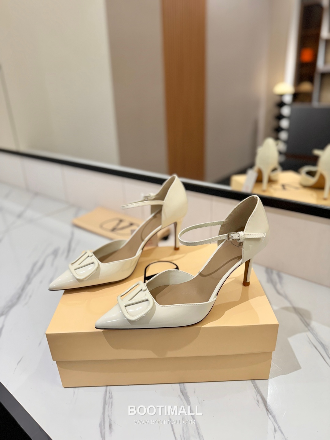 Valentino Garavani VLogo Patent Leather Slingback Pumps 발렌티노 가라바니 V로고 페이턴트 슬링백 펌프스 2