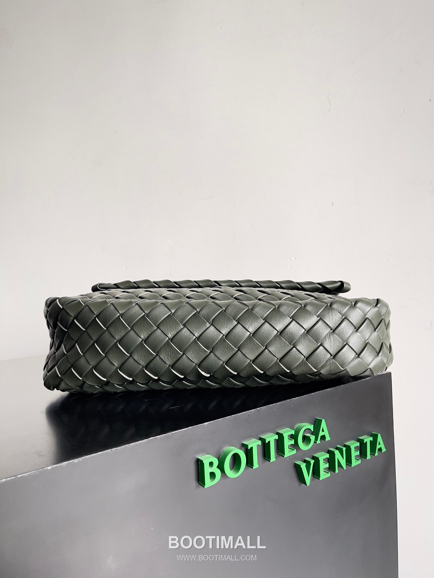 Bottega Veneta Cobble Woven Leather Shoulder Bag 보테가베네타 코블 위빙 레더 숄더백 44cm 4