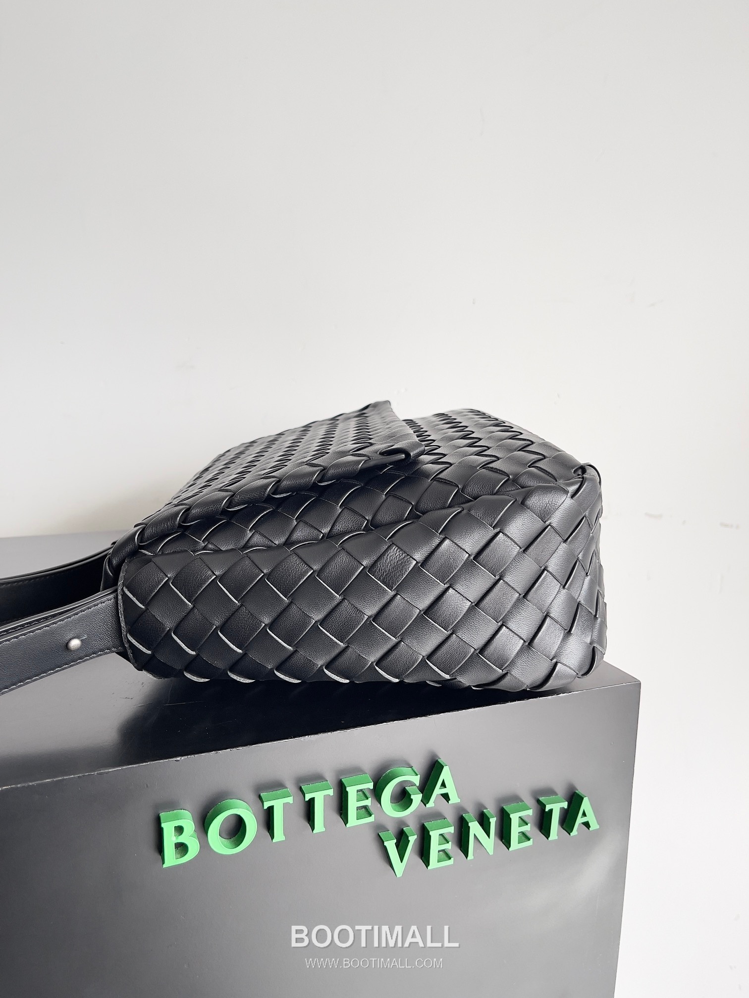 Bottega Veneta Cobble Intrecciato Woven Leather Shoulder Bag 보테가베네타 코블 인트레치아토 위빙 레더 숄더백 44cm 12