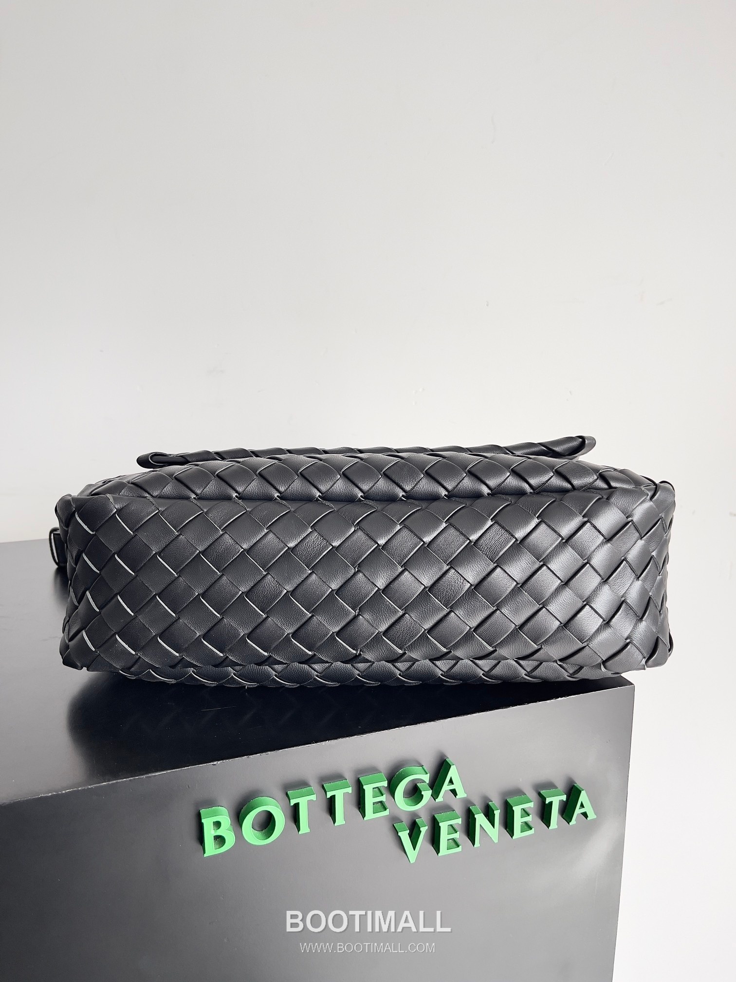 Bottega Veneta Cobble Intrecciato Woven Leather Shoulder Bag 보테가베네타 코블 인트레치아토 위빙 레더 숄더백 44cm 13