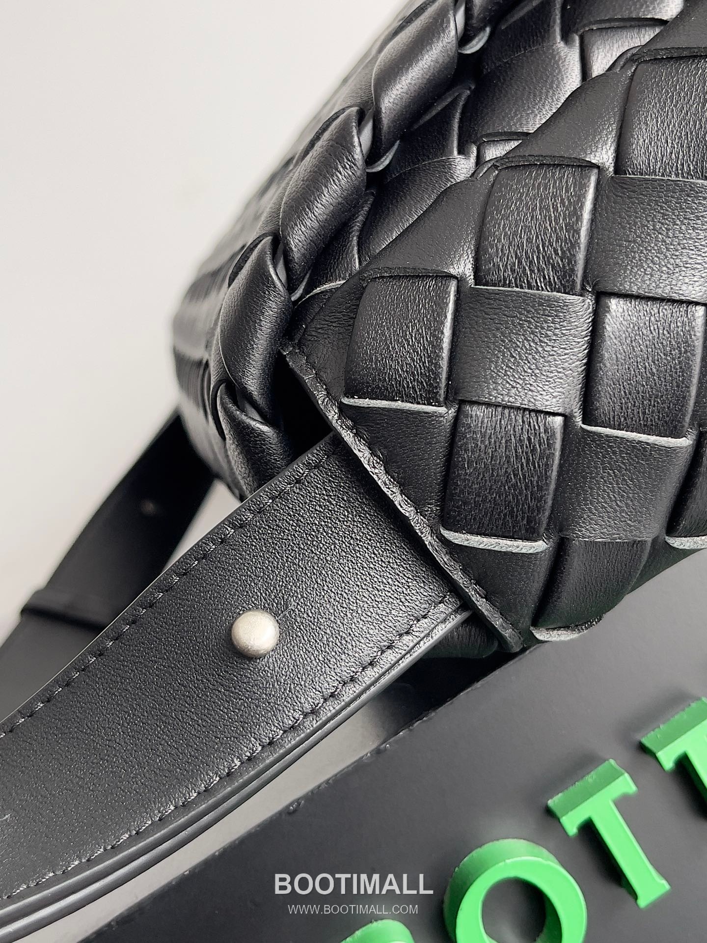 Bottega Veneta Cobble Intrecciato Woven Leather Shoulder Bag 보테가베네타 코블 인트레치아토 위빙 레더 숄더백 44cm 14