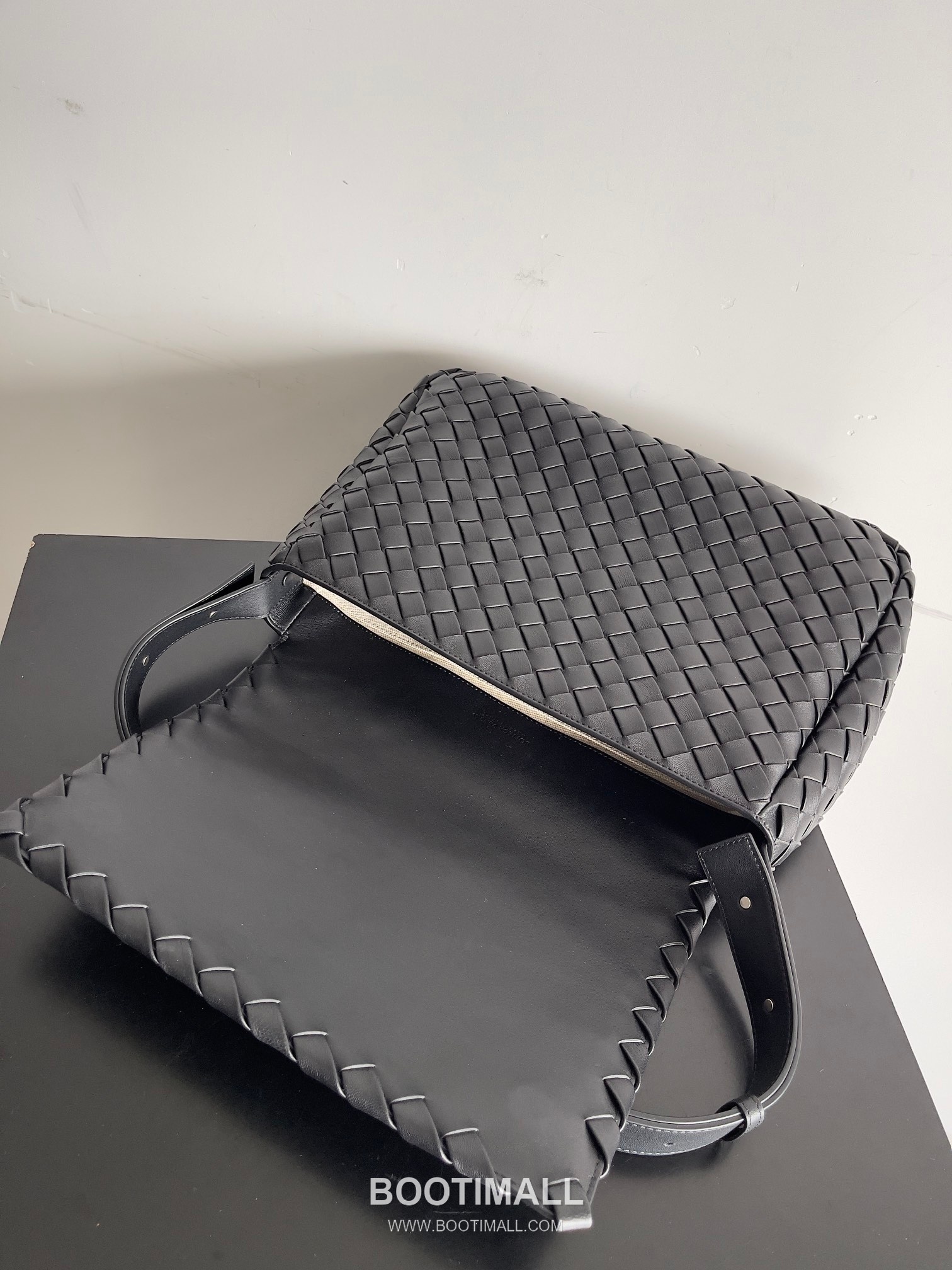 Bottega Veneta Cobble Intrecciato Woven Leather Shoulder Bag 보테가베네타 코블 인트레치아토 위빙 레더 숄더백 44cm 15