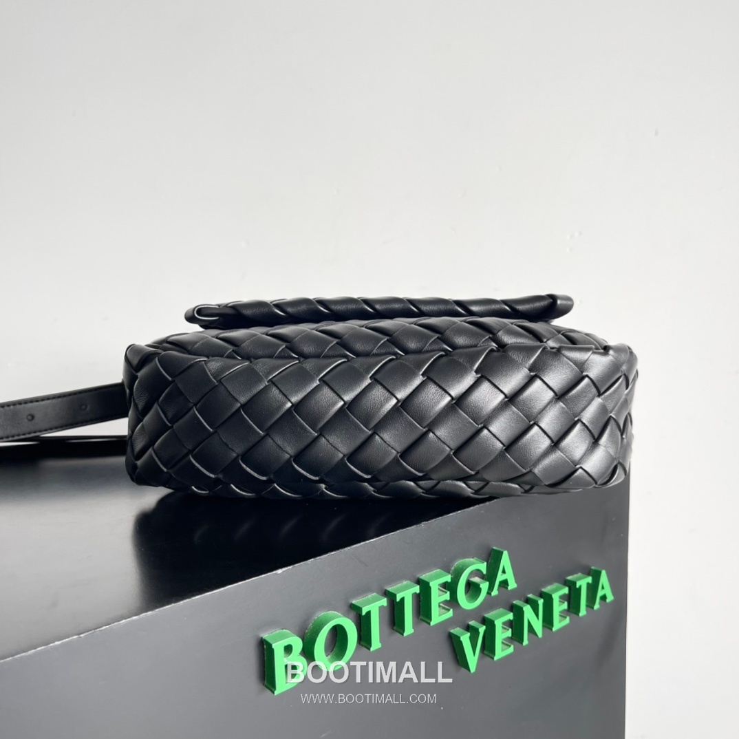 Bottega Veneta Cobble Small Woven Leather Crossbody Bag 보테가베네타 코블 스몰 위빙 레더 크로스백 27cm 4