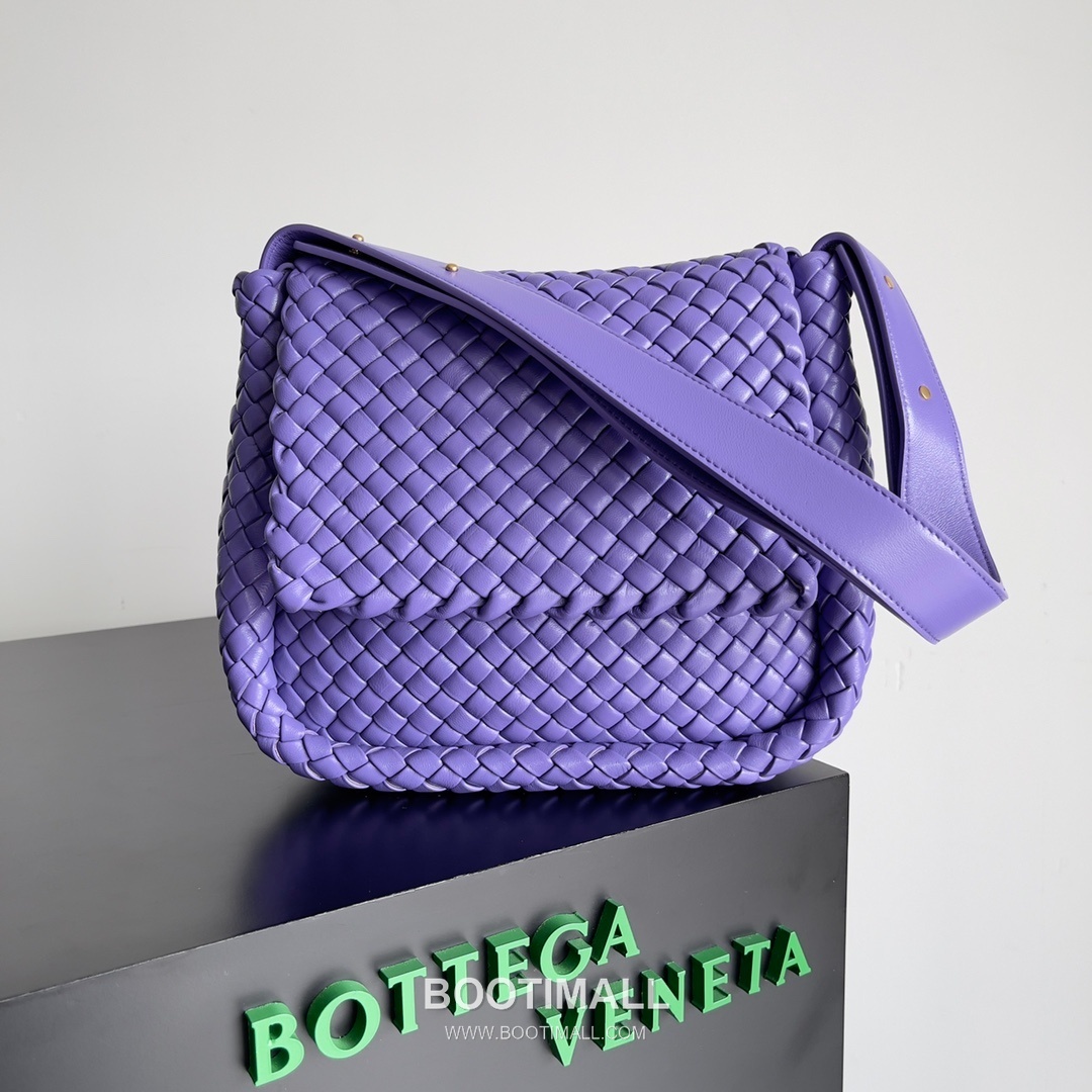 Bottega Veneta Small Cabat Intrecciato Woven Leather Shoulder Bag 보테가베네타 스몰 카바 인트레치아토 위빙 레더 숄더백 26cm 1
