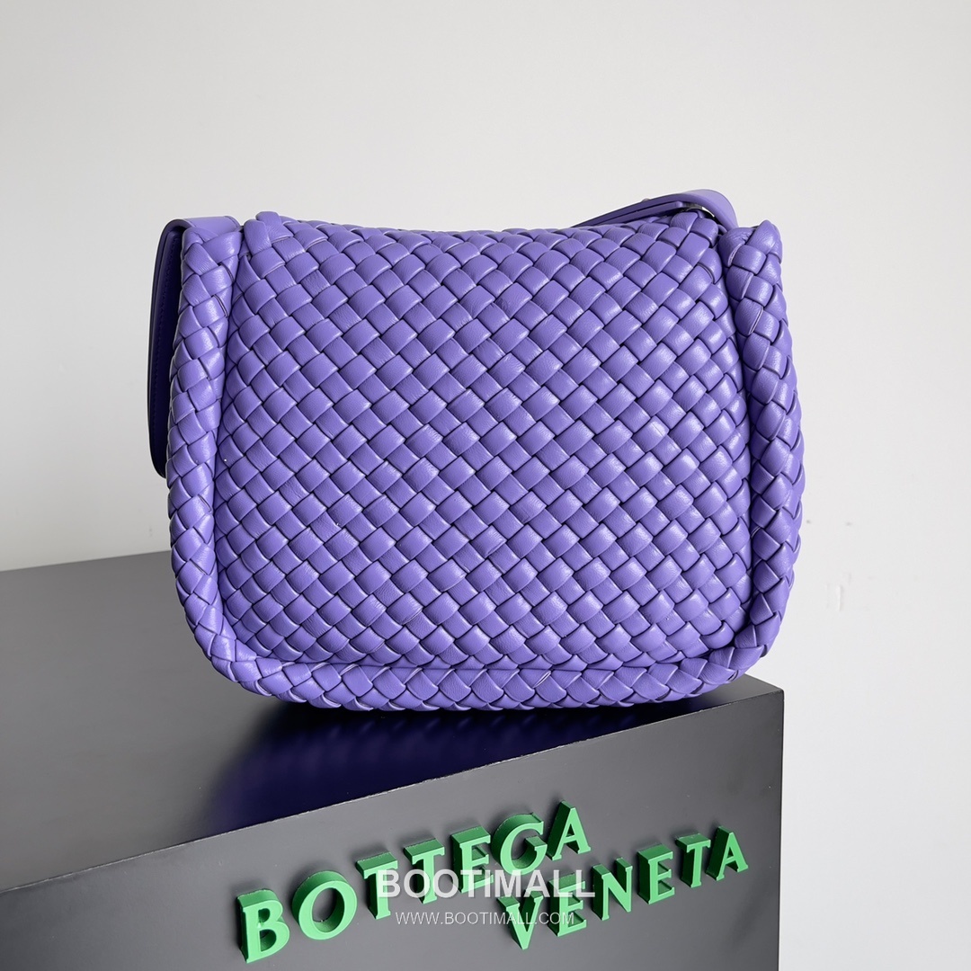 Bottega Veneta Small Cabat Intrecciato Woven Leather Shoulder Bag 보테가베네타 스몰 카바 인트레치아토 위빙 레더 숄더백 26cm 3