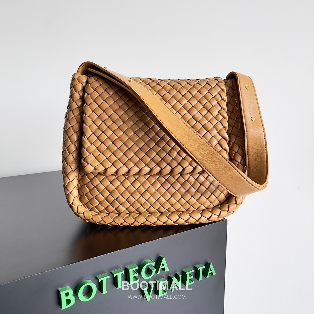 Bottega Veneta Small Cabat Intrecciato Woven Leather Shoulder Bag 보테가베네타 스몰 카바 인트레치아토 위빙 레더 숄더백 26cm 1