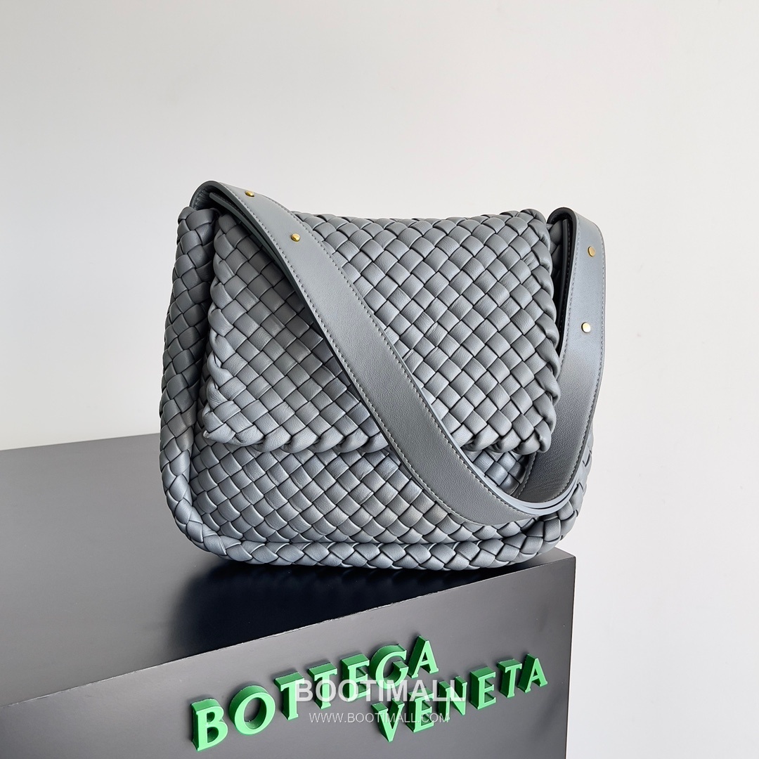 Bottega Veneta Small Cabat Intrecciato Woven Leather Shoulder Bag 보테가베네타 스몰 카바 인트레치아토 위빙 레더 숄더백 26cm 1
