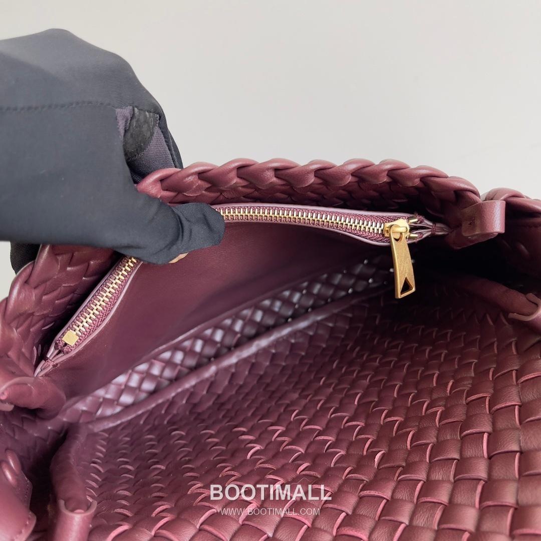Bottega Veneta Small Cabat Intrecciato Woven Leather Shoulder Bag 보테가베네타 스몰 카바 인트레치아토 위빙 레더 숄더백 26cm 7
