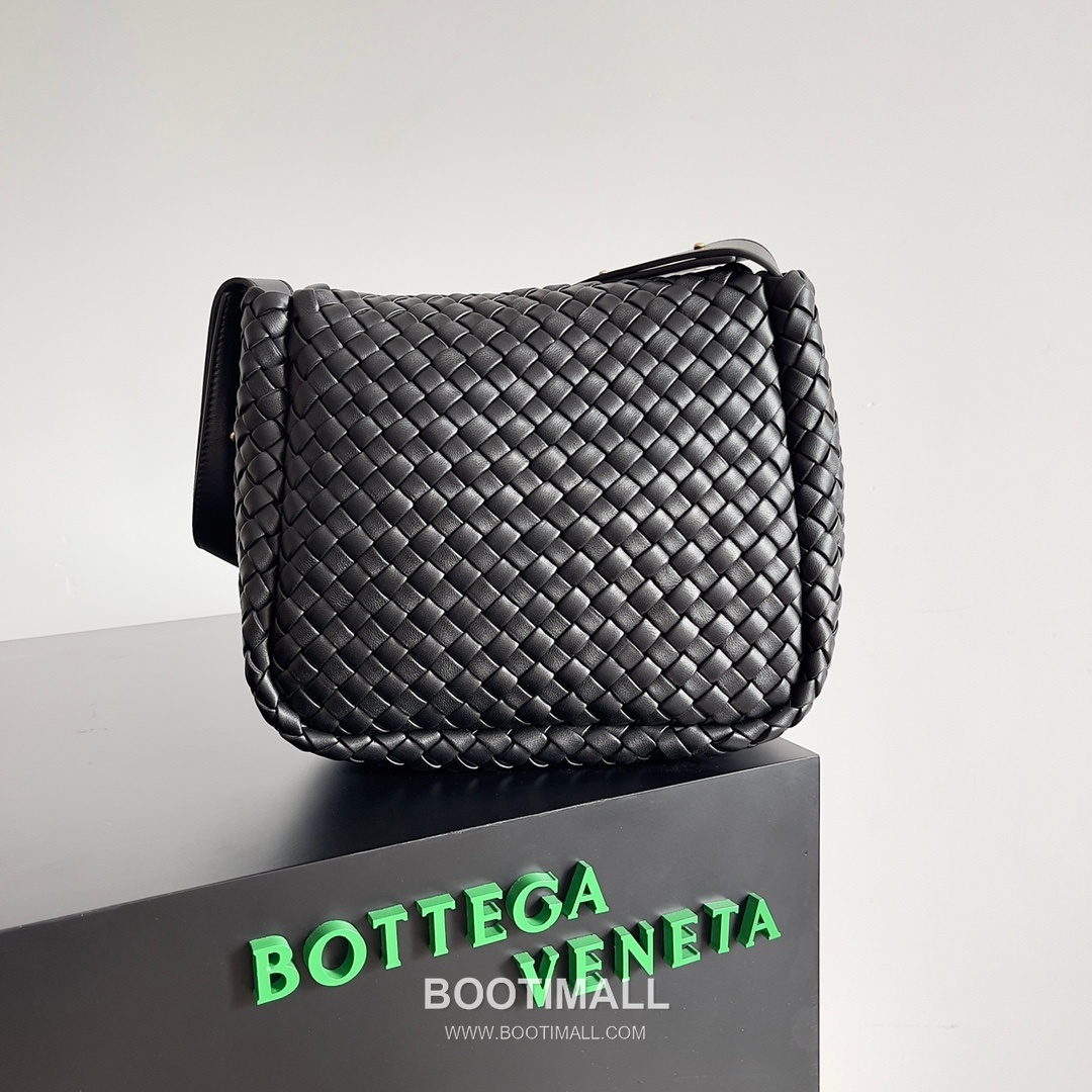 Bottega Veneta Small Cabat Intrecciato Woven Leather Shoulder Bag 보테가베네타 스몰 카바 인트레치아토 위빙 레더 숄더백 26cm 3