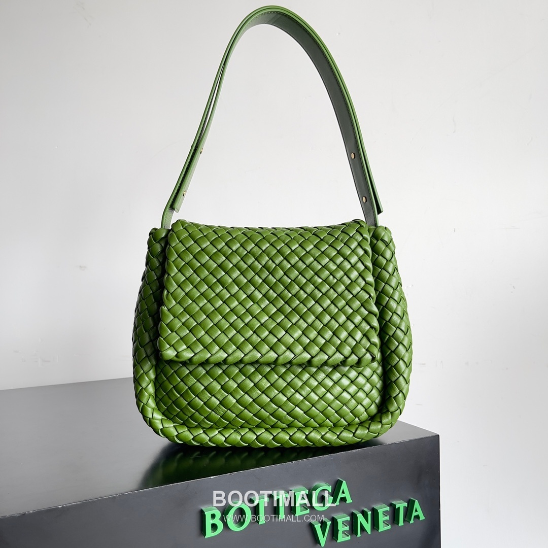 Bottega Veneta Small Cabat Intrecciato Woven Leather Shoulder Bag 보테가베네타 스몰 카바 인트레치아토 위빙 레더 숄더백 26cm 1
