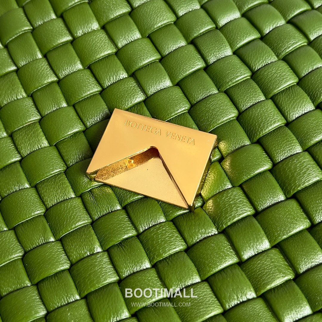 Bottega Veneta Small Cabat Intrecciato Woven Leather Shoulder Bag 보테가베네타 스몰 카바 인트레치아토 위빙 레더 숄더백 26cm 5