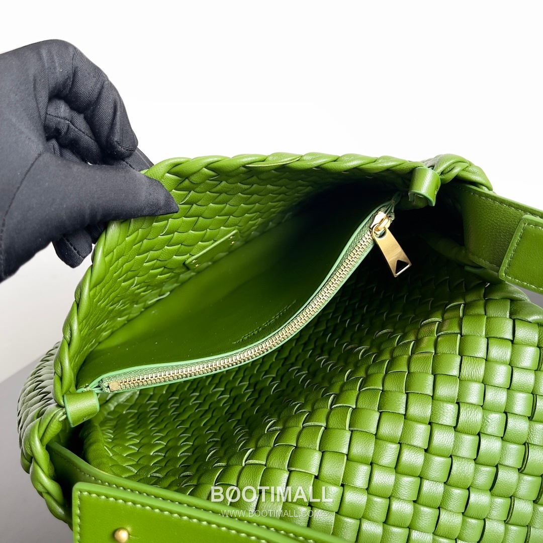 Bottega Veneta Small Cabat Intrecciato Woven Leather Shoulder Bag 보테가베네타 스몰 카바 인트레치아토 위빙 레더 숄더백 26cm 7