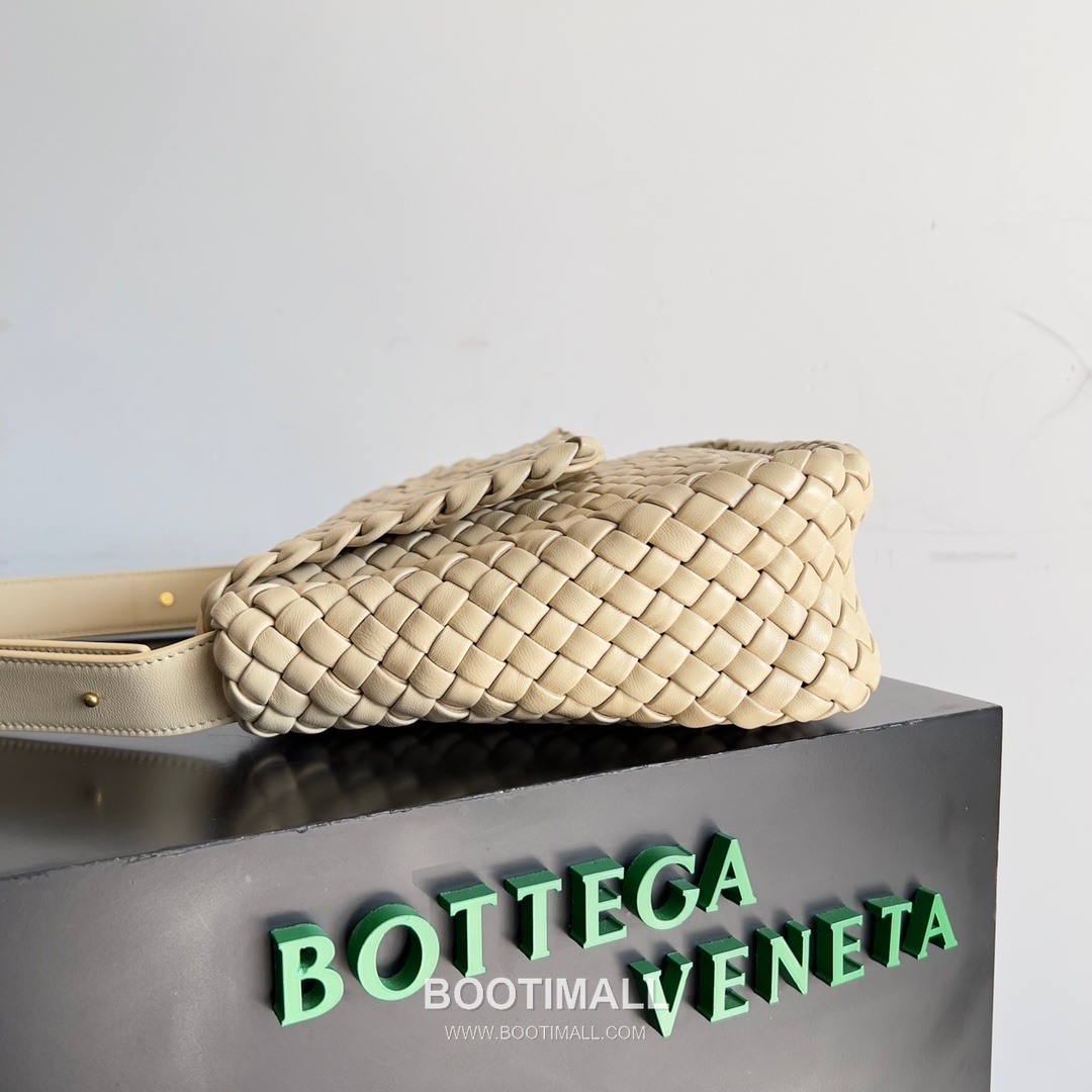 Bottega Veneta Small Cabat Intrecciato Woven Leather Shoulder Bag 보테가베네타 스몰 카바 인트레치아토 위빙 레더 숄더백 26cm 3