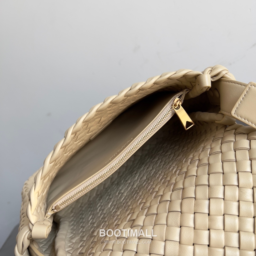 Bottega Veneta Small Cabat Intrecciato Woven Leather Shoulder Bag 보테가베네타 스몰 카바 인트레치아토 위빙 레더 숄더백 26cm 7