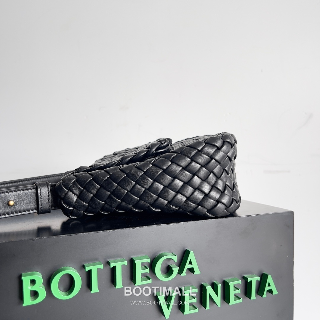 Bottega Veneta Mini Cobble Intrecciato Woven Leather Crossbody Bag 보테가베네타 미니 코블 인트레치아토 위빙 레더 크로스백 19cm 4