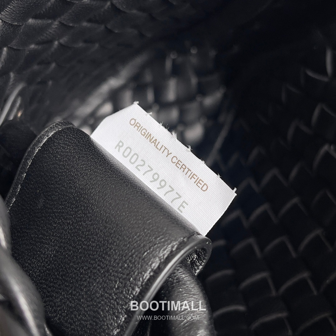 Bottega Veneta Mini Cobble Intrecciato Woven Leather Crossbody Bag 보테가베네타 미니 코블 인트레치아토 위빙 레더 크로스백 19cm 9