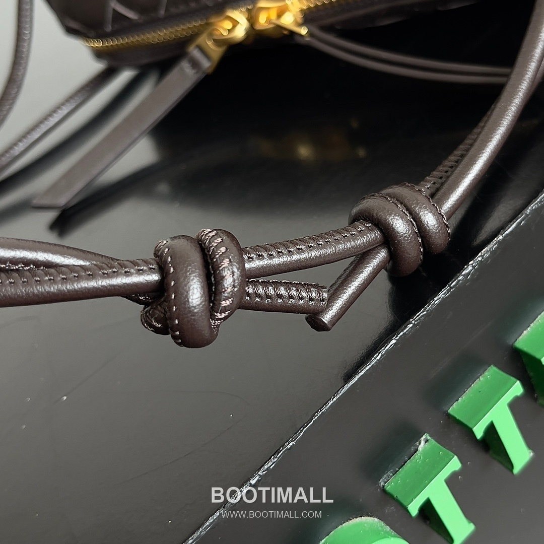 Bottega Veneta Concert Pouch Intrecciato Leather Mini Crossbody Bag 보테가베네타 콘서트 파우치 인트레치아토 가죽 미니 크로스백 18.5cm 5