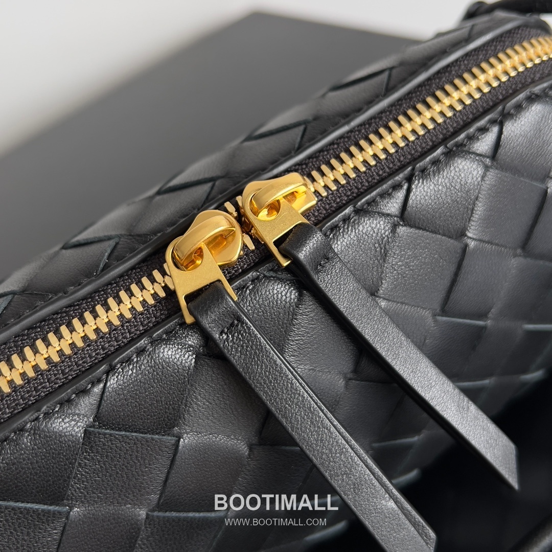 Bottega Veneta Concert Pouch Intrecciato Leather Mini Crossbody Bag 보테가베네타 콘서트 파우치 인트레치아토 가죽 미니 크로스백 18.5cm 4