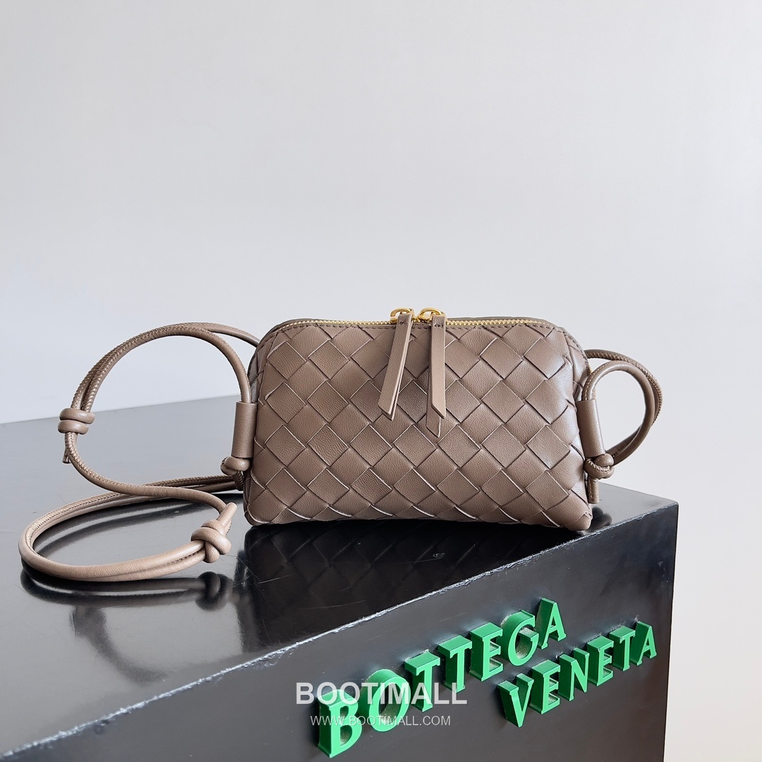 Bottega Veneta Concert Pouch Intrecciato Leather Mini Crossbody Bag 보테가베네타 콘서트 파우치 인트레치아토 가죽 미니 크로스백 18.5cm 1