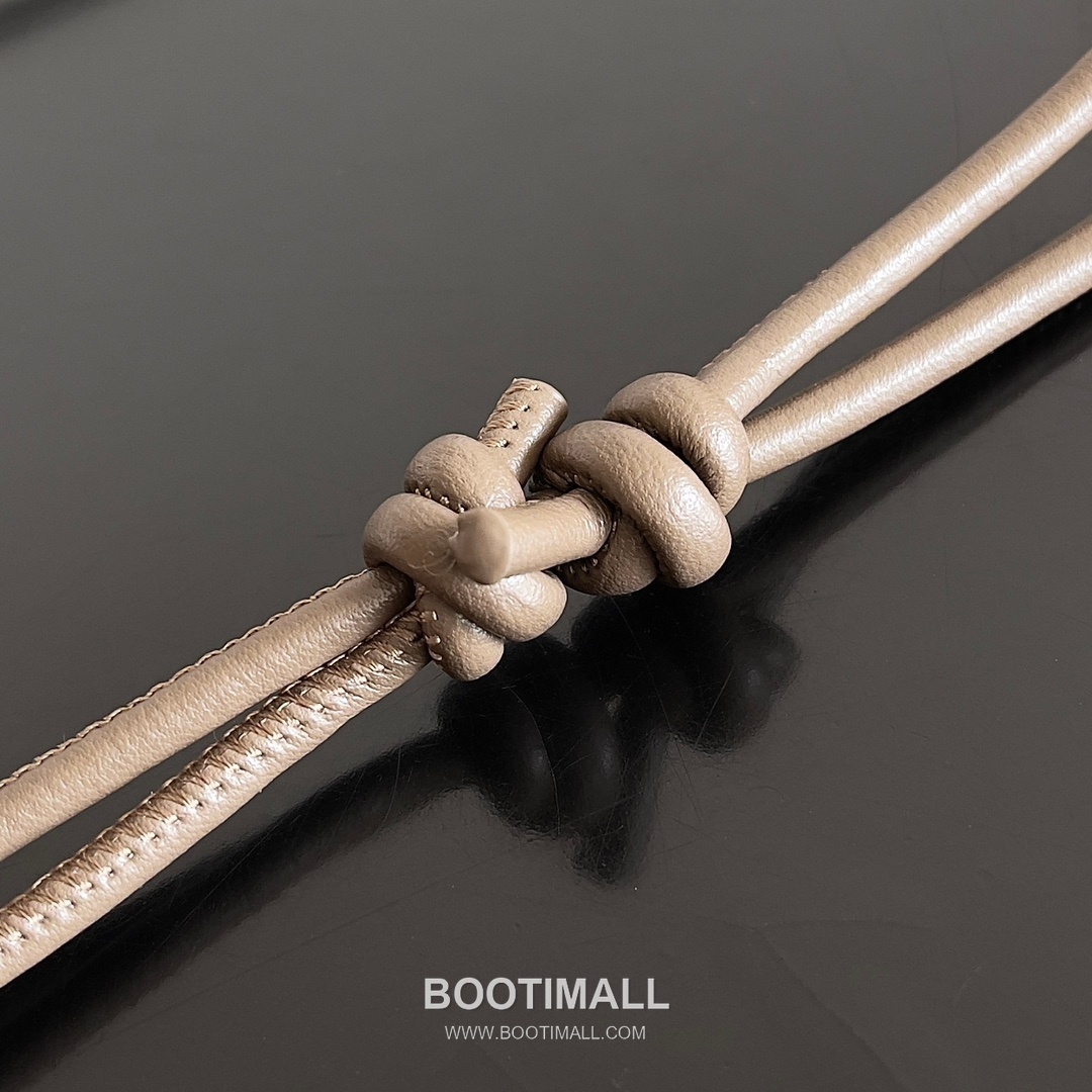 Bottega Veneta Concert Pouch Intrecciato Leather Mini Crossbody Bag 보테가베네타 콘서트 파우치 인트레치아토 가죽 미니 크로스백 18.5cm 6