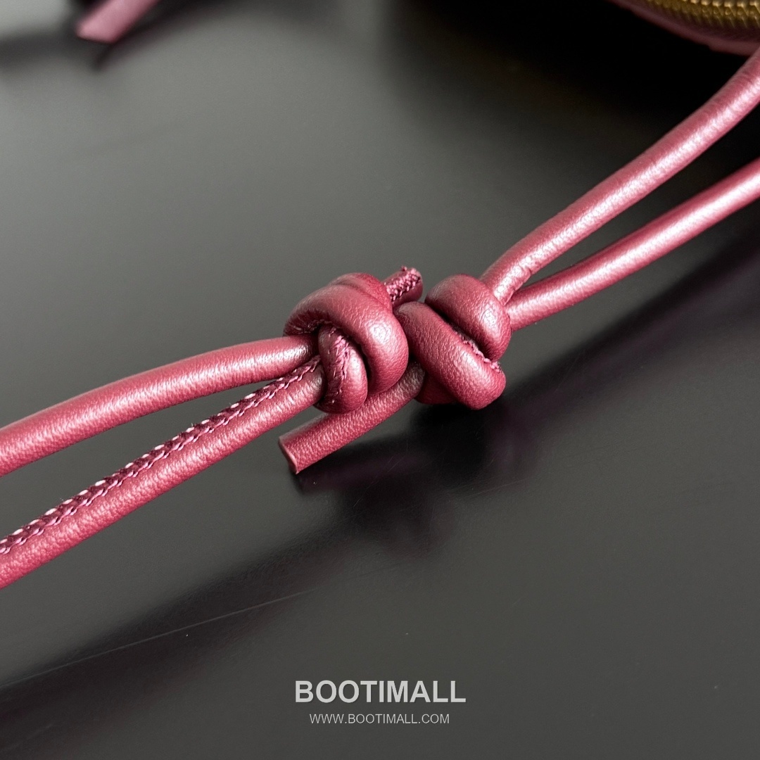 Bottega Veneta Concert Pouch Intrecciato Leather Mini Crossbody Bag 보테가베네타 콘서트 파우치 인트레치아토 가죽 미니 크로스백 18.5cm 3