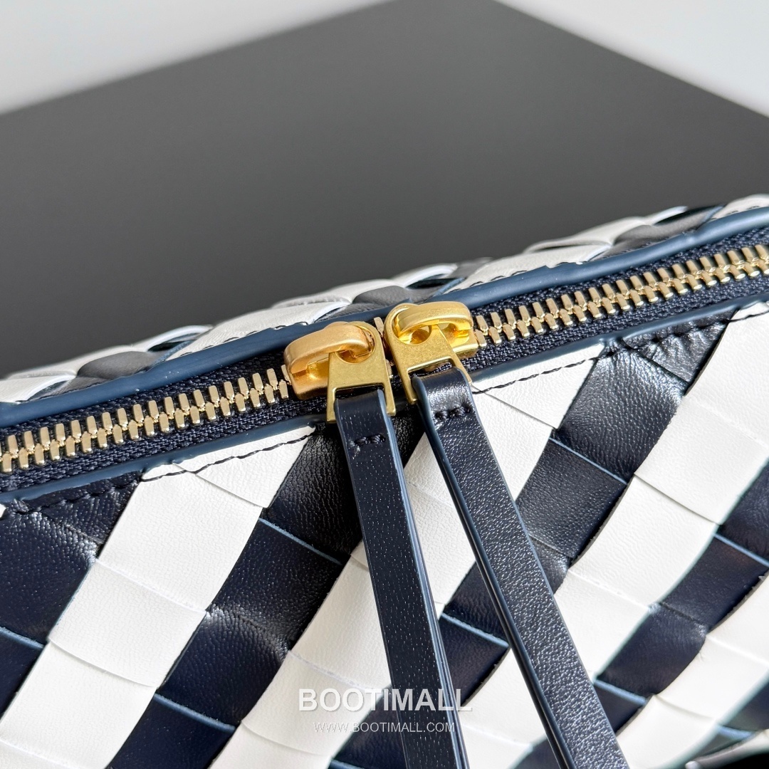 Bottega Veneta Concert Pouch Intrecciato Leather Mini Crossbody Bag 보테가베네타 콘서트 파우치 인트레치아토 가죽 미니 크로스백 18.5cm 4