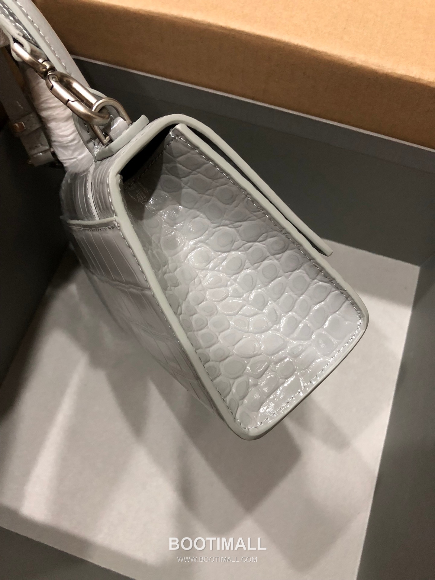 Balenciaga Hourglass Crocodile Embossed Leather Top Handle Bag 발렌시아가 아워글래스 크로커다일 엠보싱 가죽 탑핸들 백 24cm 3