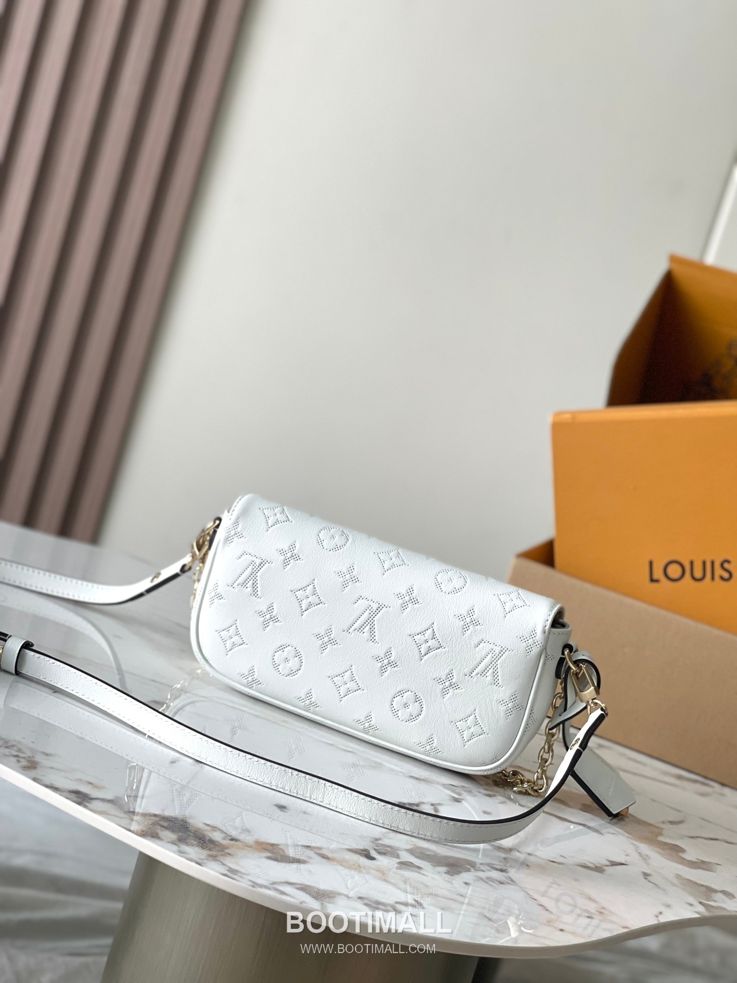 Louis Vuitton Sac Recoleta Perforated Leather WOC Crossbody Bag M11299 루이비통 삭 레콜레타 퍼포레이티드 가죽 WOC 크로스백 23.5cm 11